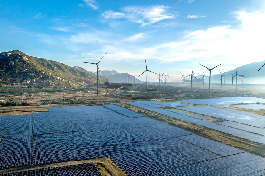 Solarpark und Windkraftanlage aus der Luft – Einsatzbereich QOPTA
